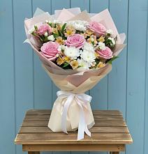 Букет цветов из:  Гвоздики, Орхидеи и Розы в Юже