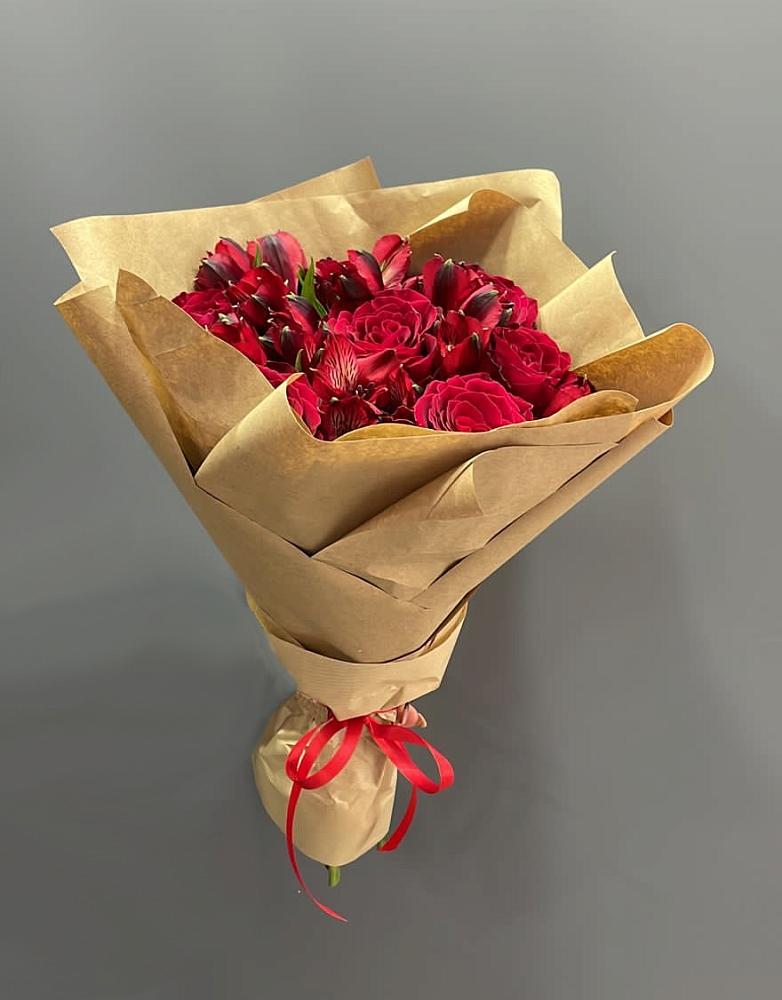 Букет цветов из: Альстромерии и Розы в Юже