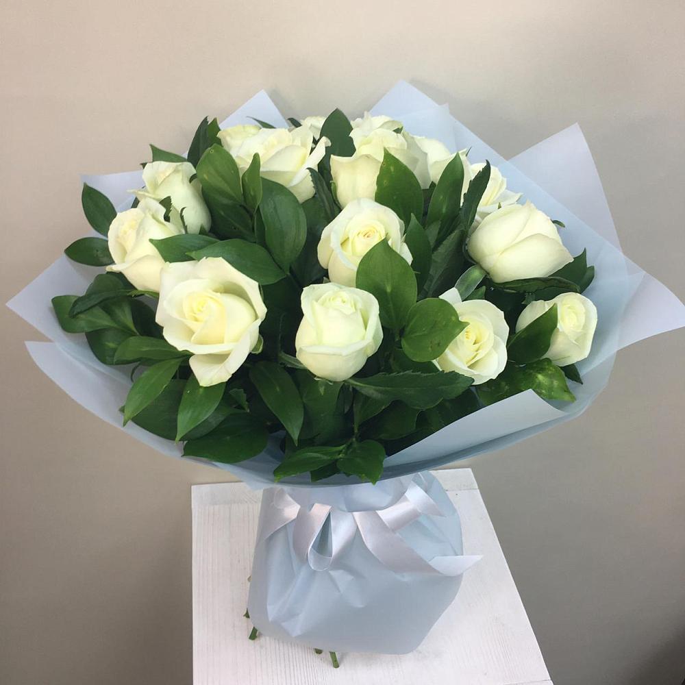 Букет 15 Белых роз Проуд в Юже