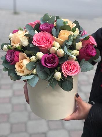 Цветочная композиция из Розы в шляпной коробке в Юже
