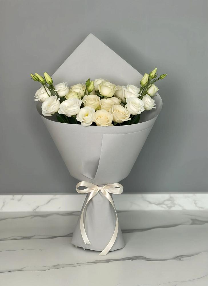 Букет цветов из: Розы и Лизиантусы в Юже