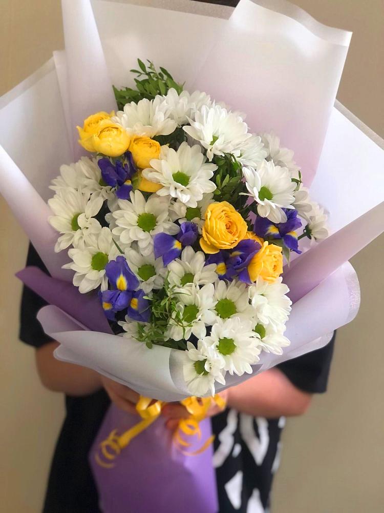 Букет цветов из: Ирисы, Хризантемы и Розы в Юже