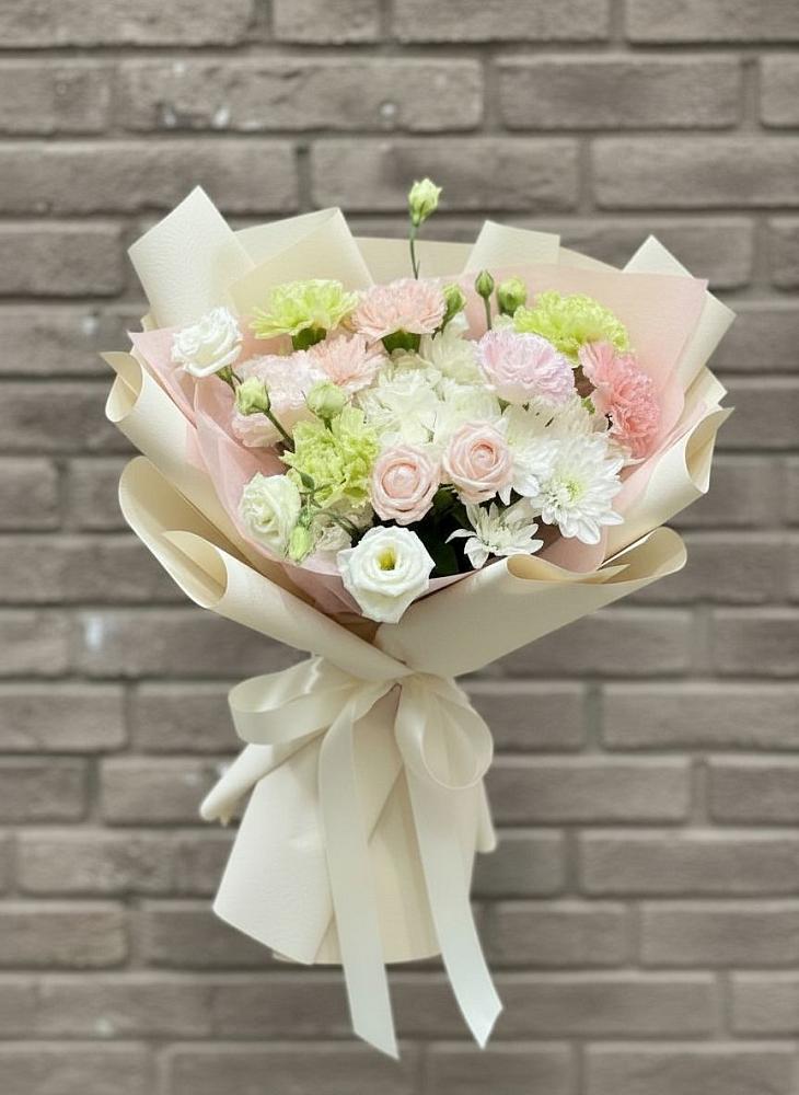 Букет цветов из: Гвоздики, Розы, Лизиантусы и Хризантемы в Юже