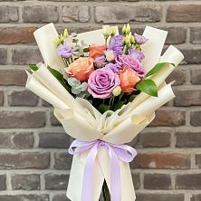 Букет цветов из:  Лизиантусы и Розы в Юже