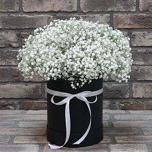 Цветочная композиция из Гипсофила в шляпной коробке в Юже