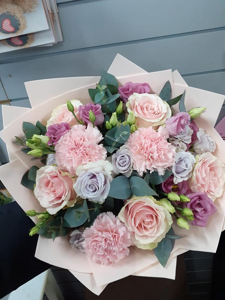 Букет цветов из: Розы, Гвоздики и Лизиантусы в Юже