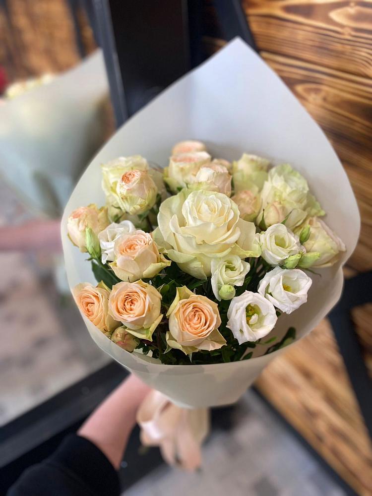 Букет цветов из: Розы и Лизиантусы в Юже